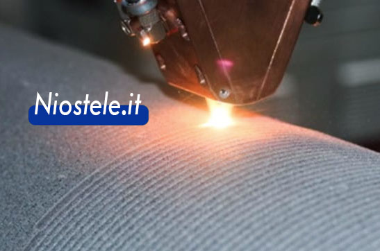 Testa laser durante il riporto di cromo-vanadio su una flangia metallica