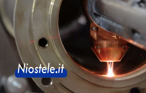 Riporto laser in carburo di tungsteno su componente flangiato, dettaglio della testa di deposizione