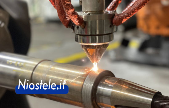 Riporto laser su un albero meccanico per il ripristino del diametro originale